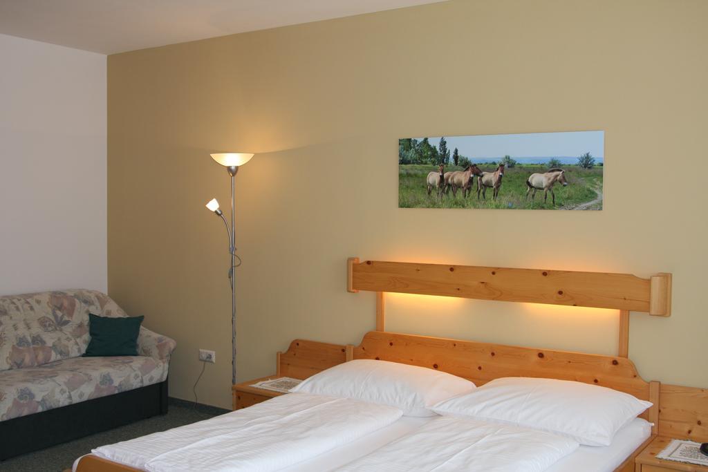 Pension & Weingut Storchenblick Illmitz Exteriör bild
